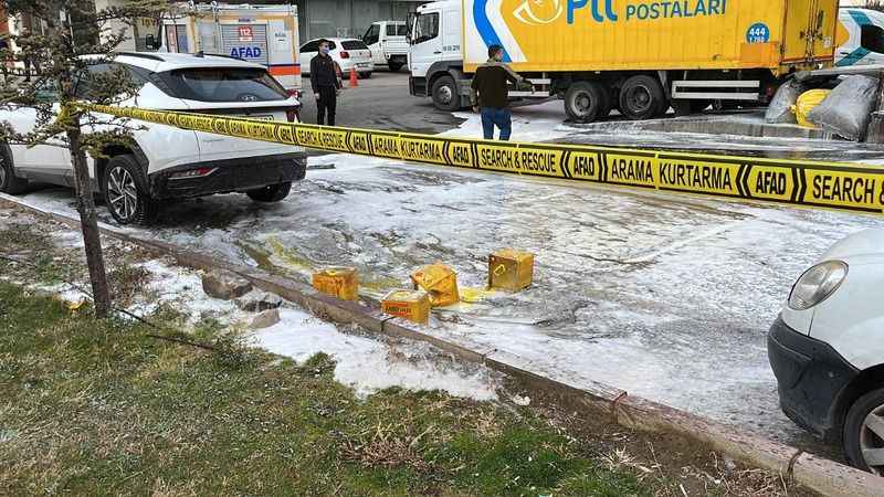 Kargo patladı: 4 PTT çalışanı zehirlendi