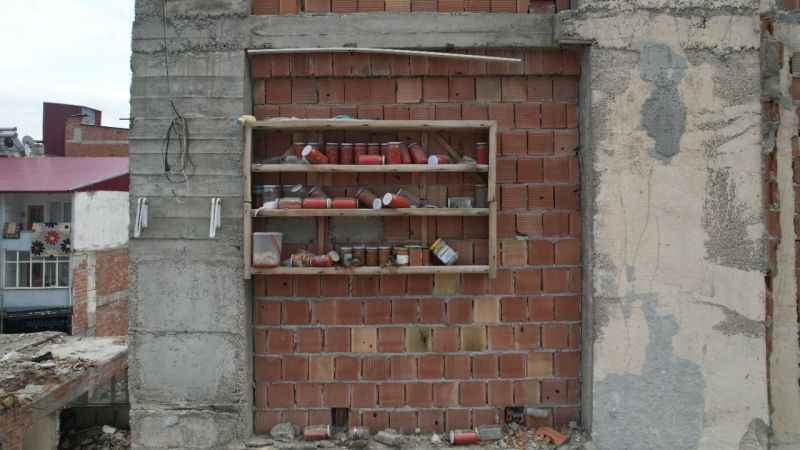 Bina yıkıldı, kavanozlar 11 aydır aynı yerde