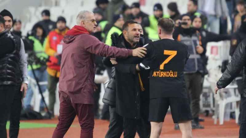 Kırmızı kart gören Kerem Aktürkoğlu'nu Okan Buruk sakinleştirdi