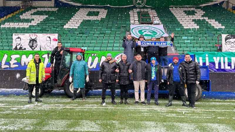 Maç oynansın diye taraftar kar temizliği yaptı