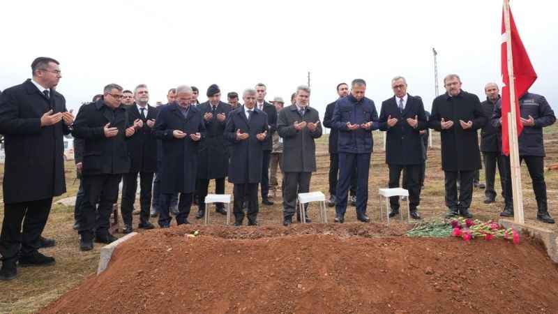 Bakan Yerlikaya şehit ailelerini ziyaret etti