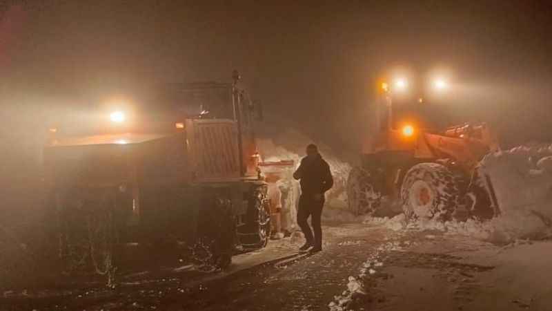 Yolda mahsur kalan 35 kişi kurtarıldı