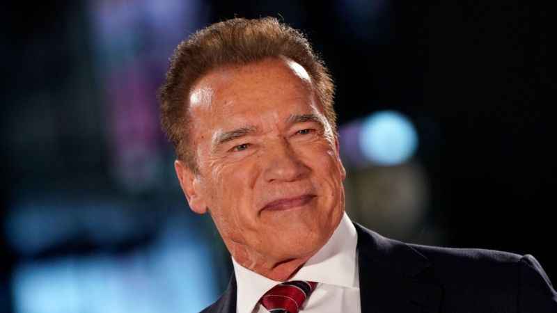 Schwarzenegger, havaalanında alıkonuldu