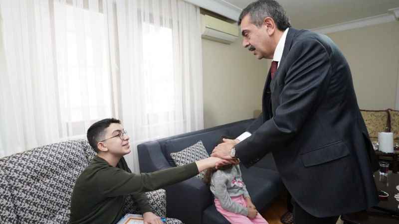 Depremzede öğrencinin karnesini, Bakan Tekin verdi 