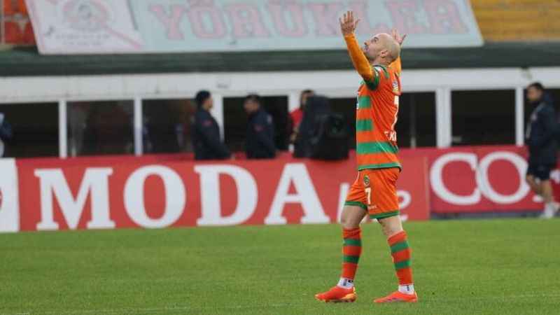 Efecan Karaca bu sezon ilk defa fileleri havalandırdı