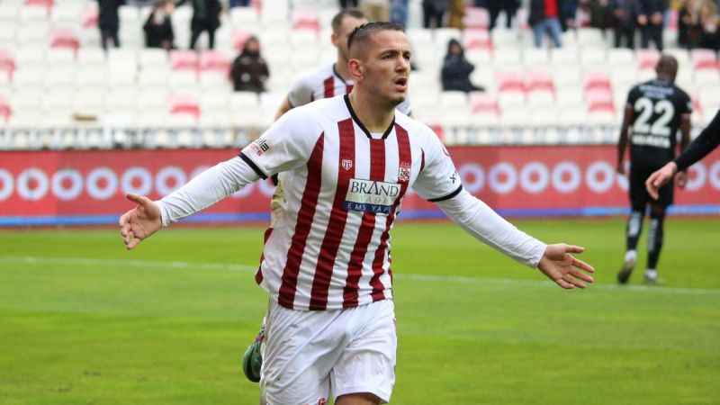 Sivassporlu Rey Manaj takımını sırtlıyor