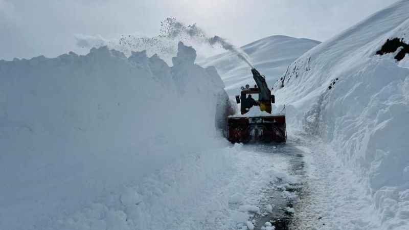 Hakkari'de kar boyu kepçeyi geçti