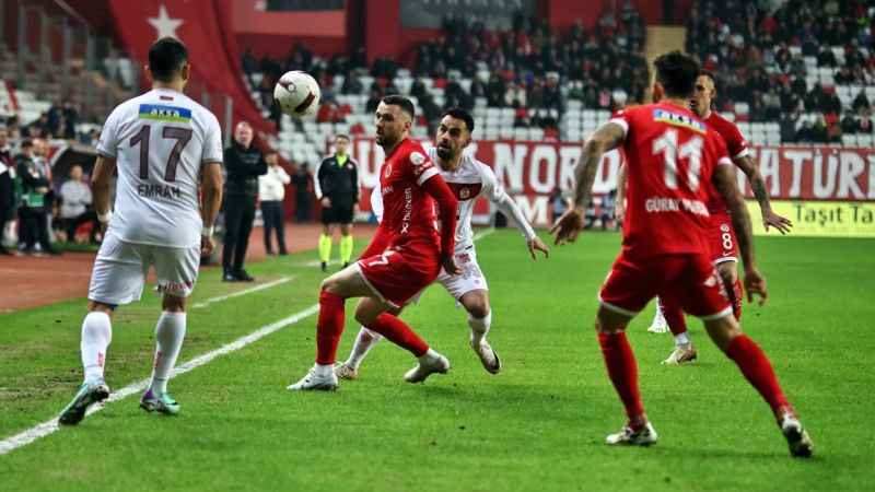 Antalyaspor, Sivasspor ilk yarıyı önde tamamladı