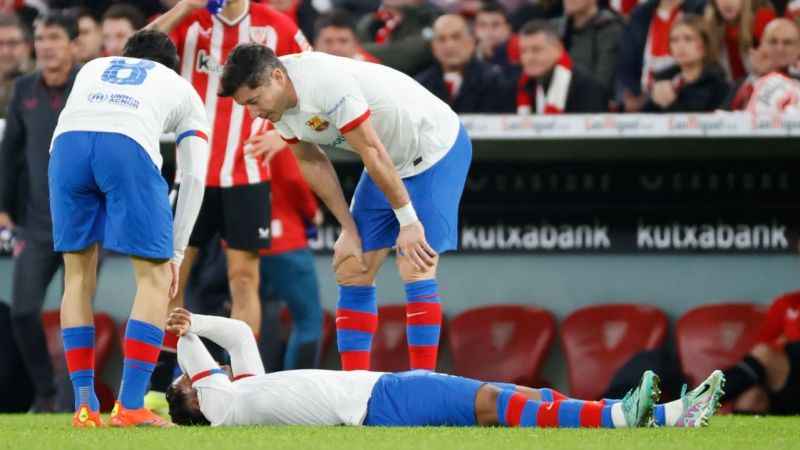 Barcelona'da genç futbolcu Alejandro Balde ameliyat olacak