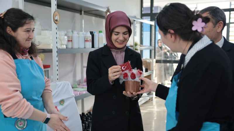 Bakan Göktaş'tan engellilere ziyaret 