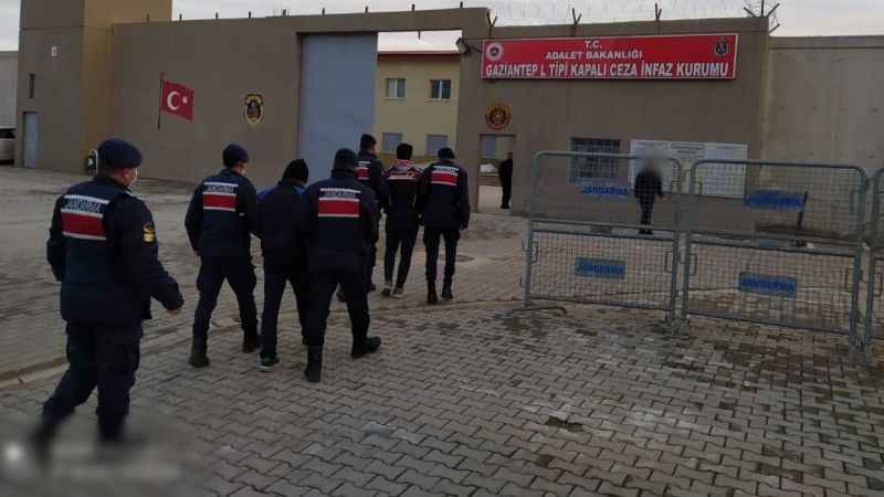 Gaziantep'te 47 kaçak göçmen organizatörü yakalandı