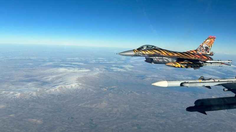 Türk savaş uçaklarından Kıbrıs’ın güneyinde eğitim uçuşu