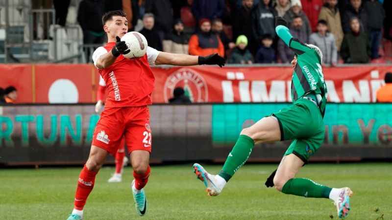 Ümraniyespor ile Sakaryaspor puanları paylaştı