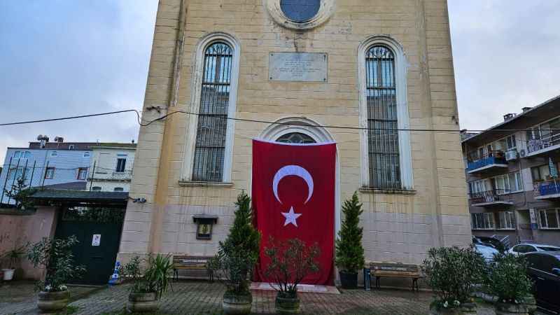 Saldırı düzenlenen kiliseye Türk bayrağı asıldı