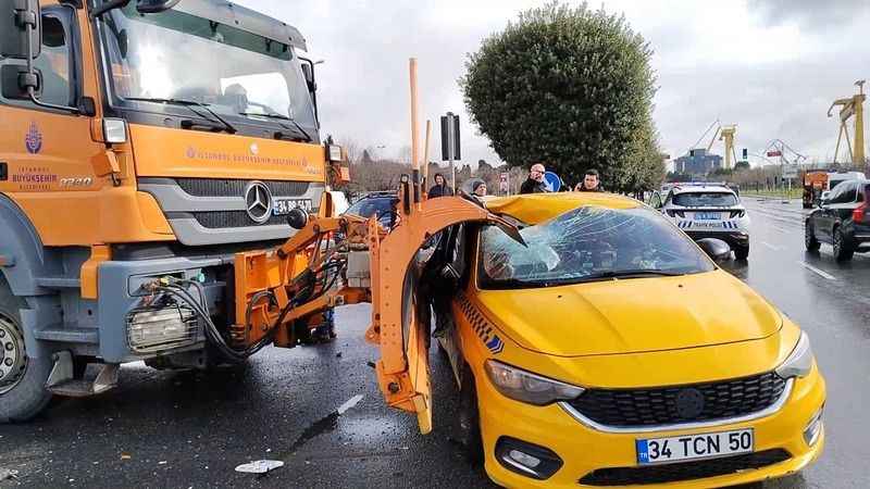 İBB kar küreme aracı kaza yaptı