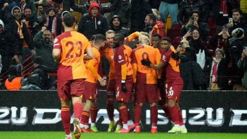 Galatasaray evinde oynadığı 11 maçın 9'unu kazandı, 2'sinde berabere kaldı