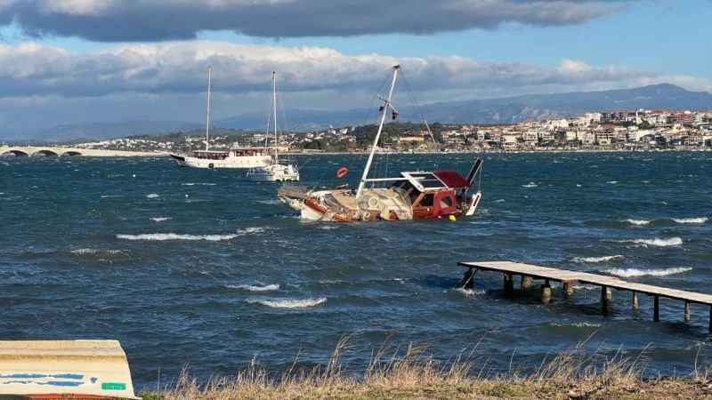 Ayvalık'ta iki gündür süren fırtına tekneleri batırdı