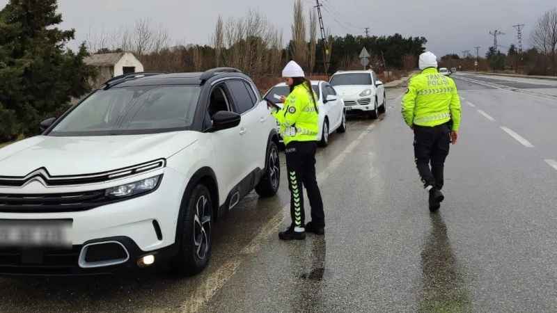 Polis ekipleri, kuralları ihlal eden sürücülere ceza yağdırdı