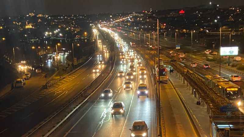 Okullar açıldı trafik yoğunlaştı