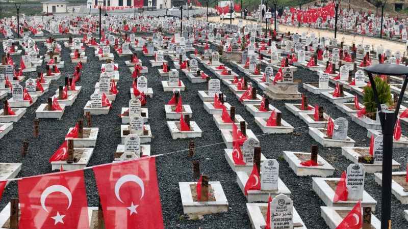 Deprem mezarlığı bayraklarla donatıldı