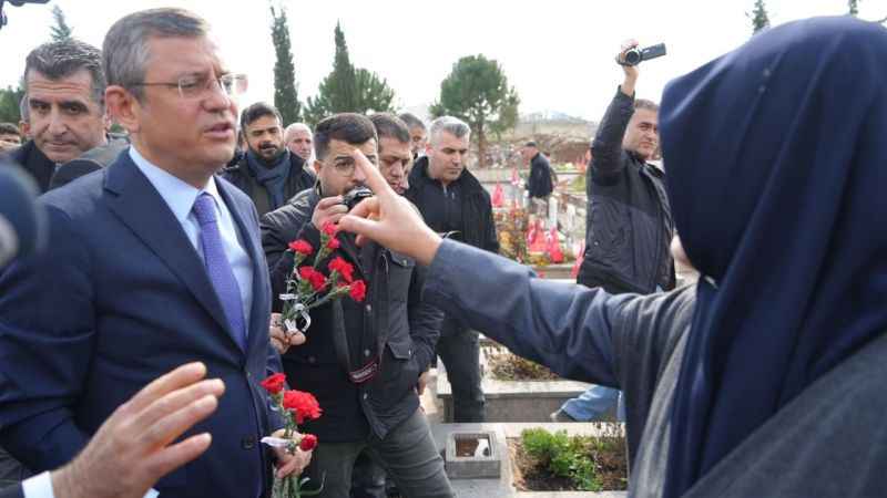 Deprem şehitliğini ziyaret eden Özgür Özel'e tepki