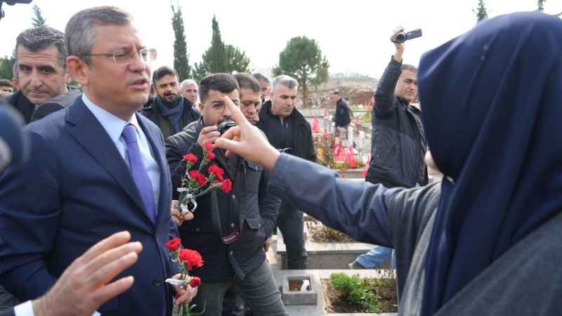Deprem şehitliğini ziyaret eden Özgür Özel'e tepki