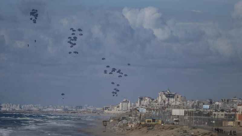 Gazze’ye havadan yardım faciaya dönüştü: 12 Filistinli boğuldu, 6 Filistinli ezildi