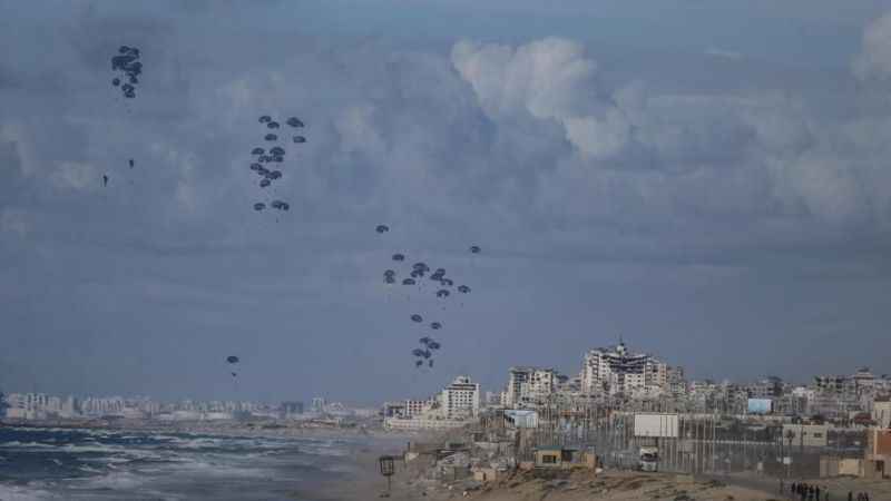 Gazze’ye havadan yardım faciaya dönüştü: 12 Filistinli boğuldu, 6 Filistinli ezildi