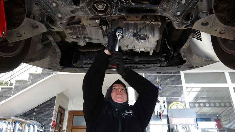 Erkek ustalara taş çıkarıyor