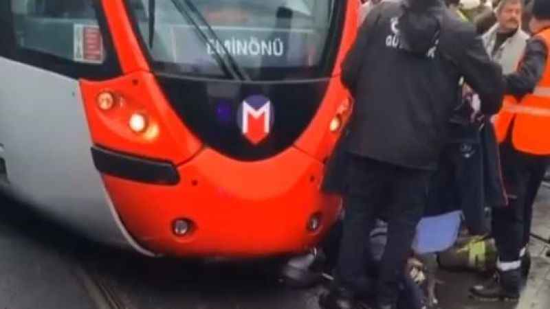 Fatih'te tramvay altında kalan motosiklet sürücüsü hayatını kaybetti