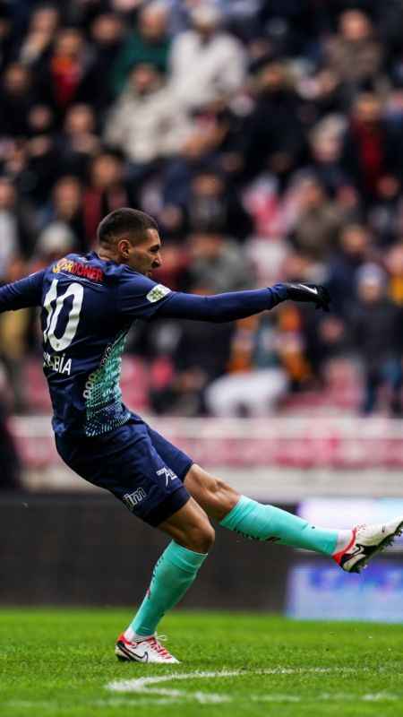 Mehdi Bourabia ilk golünü attı