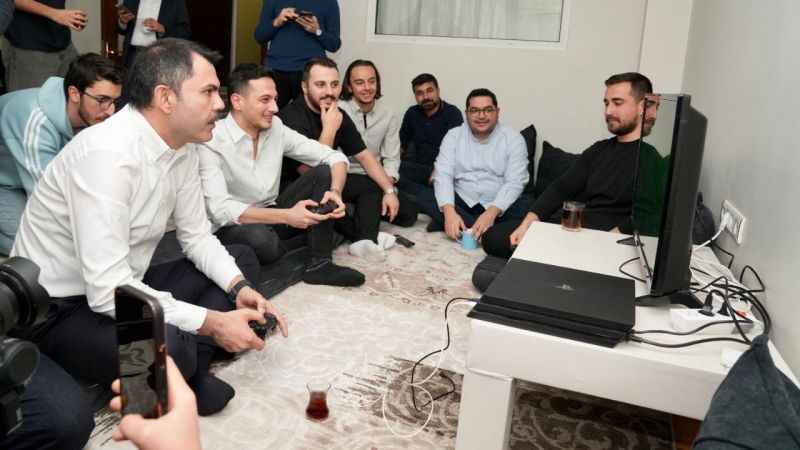 İBB Başkan Adayı Kurum öğrenci evinde sahur yaptı