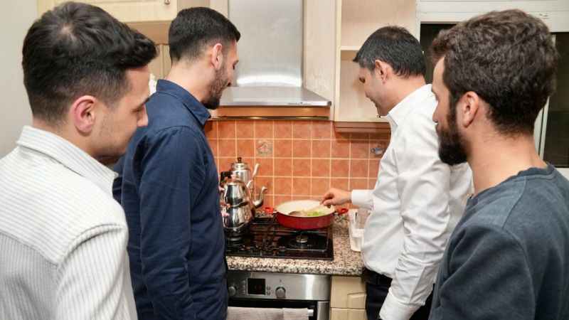 İBB Başkan Adayı Kurum öğrenci evinde sahur yaptı