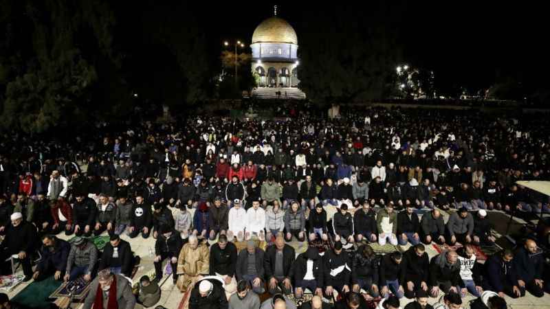 Mescid-i Aksa'da teravih namazı 35 bin kişiyle kılındı