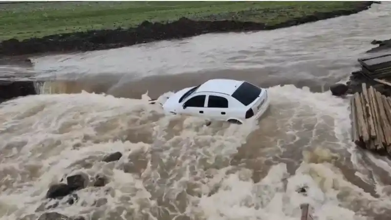 Siverek'te sel suları otomobili dereye sürükledi, yolcular faciadan kıl payı kurtuldu