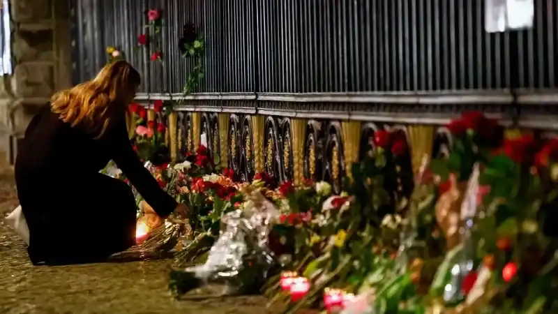 Rusya’daki konser saldırısında ölenler çiçeklerle anılıyor