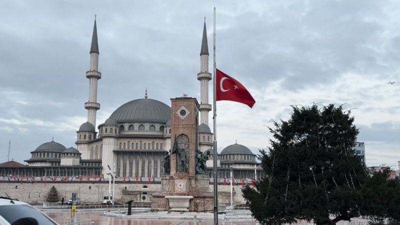 Milli yas ilan edilmesiyle İstanbul’da bayraklar yarıya indirildi