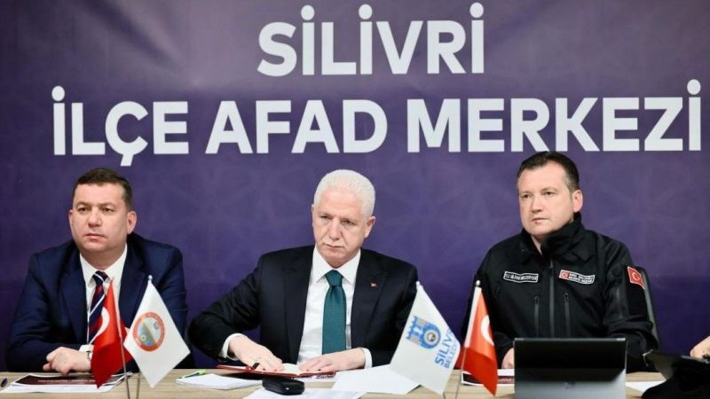 İstanbul Valisi Davut Gül, depremin ardından çalışmaları değerlendirdi