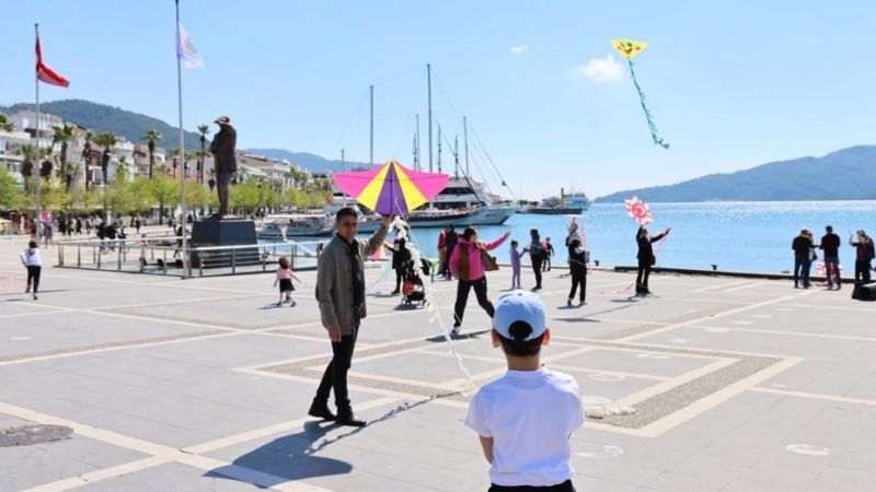 Marmaris’te Gökyüzü Rengarenk Oldu