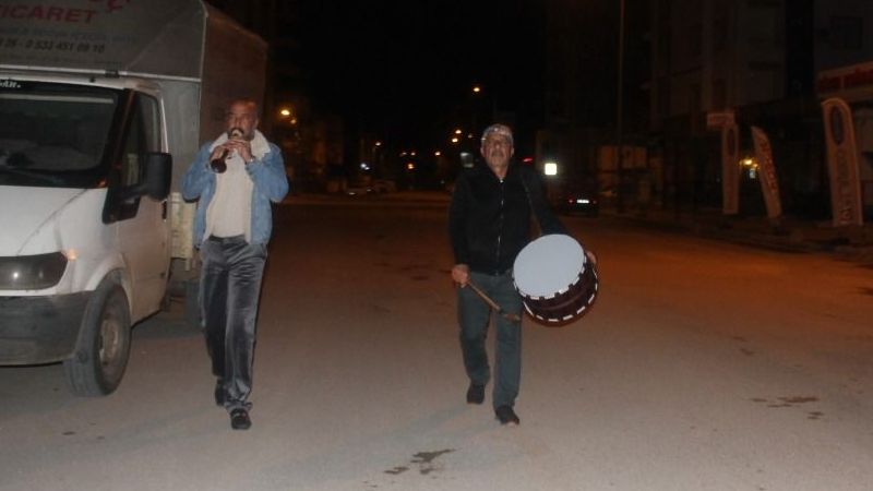 Ramazan davulcuları Adana sokaklarında