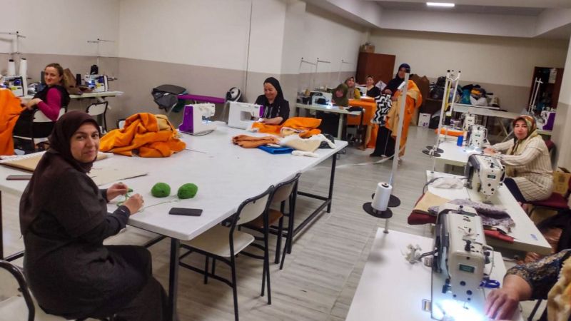 Yetim anneleri, afetzede çocuklar için üretiyor