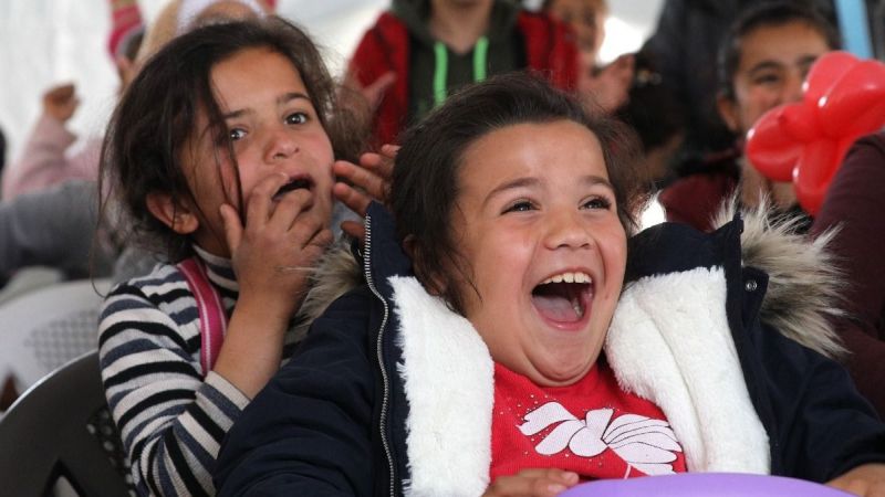 Depremzedeler Hacivat ve Karagöz'le gülüyor