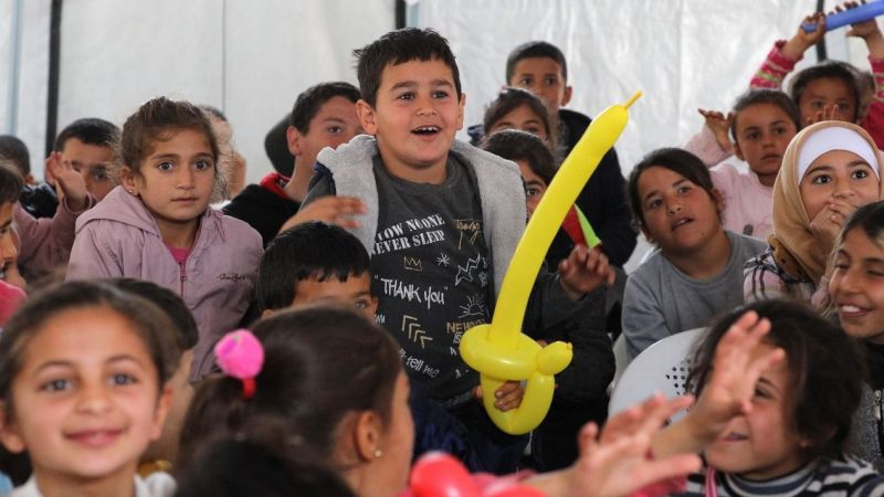 Depremzedeler Hacivat ve Karagöz'le gülüyor