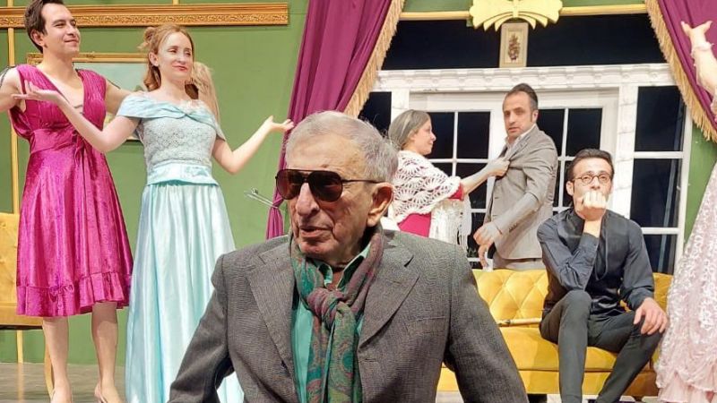 Sahnede 95. yaş günü sürprizi