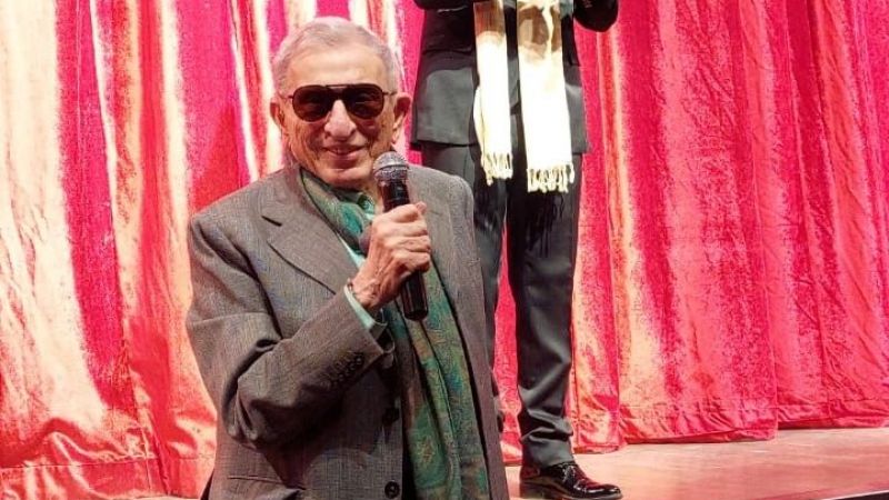 Sahnede 95. yaş günü sürprizi