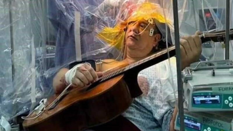 Gitar çalarak beyin ameliyatı oldu