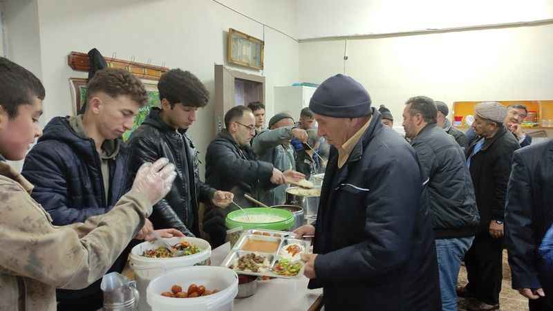 5 yıldır ortak iftar sofrası kuruyorlar