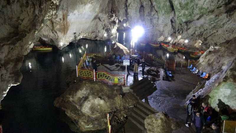 Yerin 80 metre altında göl keyfi