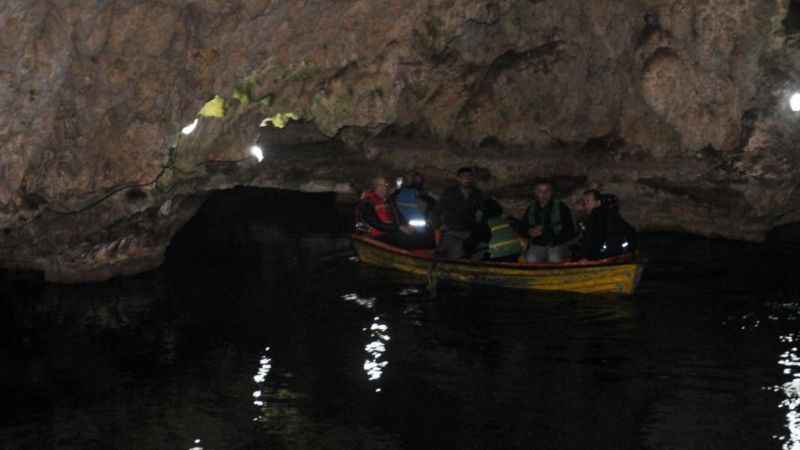 Yerin 80 metre altında göl keyfi