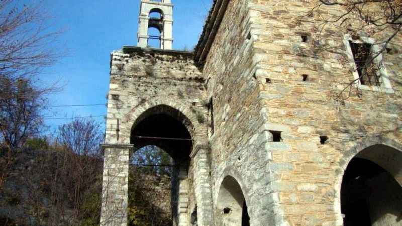 200 yıllık kiliseye defineciler dadandı